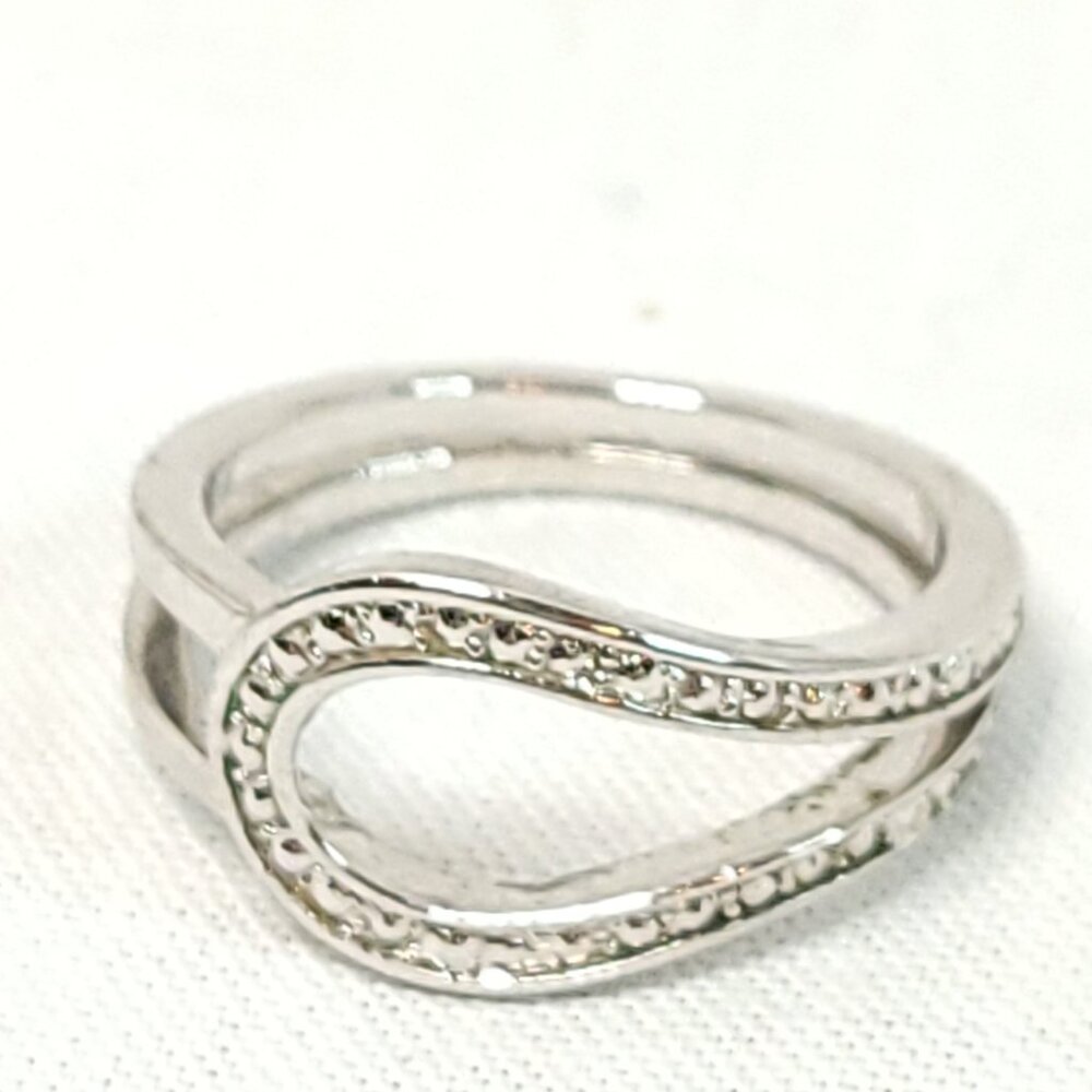 Avon Loop Ring - Picture 7 of 9